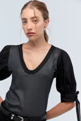 Top negro con escote en V, mangas abullonadas con lazos y cuerpo con lurex plateado.
