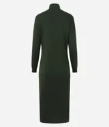 Vestido midi de punto color verde oscuro, de corte recto y holgado, con cuello alto y mangas largas.