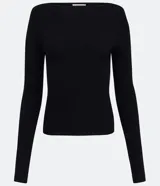 Suéter de punto acanalado color negro, con mangas largas y cuello barco.