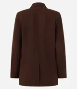 Blazer de sastrería color bordó, con cuello inglés, solapas clásicas y cierre frontal de un solo botón. Confeccionado en una mezcla de viscosa y lino, presenta un corte fluido y elegante.
