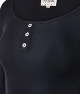 Blusa de pijama manga larga color negro, confeccionada en tejido acanalado de poliéster y elastano, con cuello redondo y cierre parcial de tres botones en el centro.