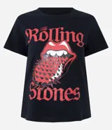 Remera negra de manga corta con cuello redondo y diseño ajustado tipo baby look, confeccionada en algodón con elasticidad. Presenta un estampado frontal con letras rojas y el icónico logotipo de la lengua de The Rolling Stones.