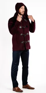 Montgomery corto color borgoña con cierre de cuerno y trabillas, estructura reforzada en los hombros y cuello pronunciado.