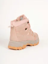 Bota de trekking color rosado con cordones al tono, cuello acolchado, ganchos metálicos para los cordones y suela dentada con plataforma gris y caramelo.