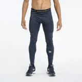 Calza deportiva ajustada Umbro, color azul marino oscuro, con cintura elástica que lleva el logo repetido de la marca. Presenta el logo Umbro en la parte inferior de la pierna izquierda.