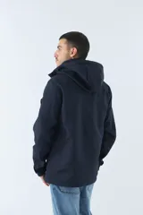 Campera negra para hombre con capucha ajustable y bolsillos con botones.