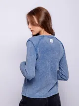 Remera color verde oliva de manga larga con cuello redondo y costuras a la vista. Estampado frontal de un tigre dentro de un círculo.