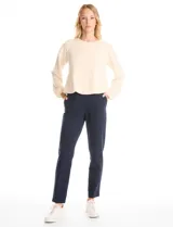 Pantalón tipo jogger de corte recto, color azul marino, con cintura elástica y bolsillos laterales.