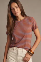 Remera de manga corta con diseño de rayas horizontales, corte al cuerpo y cuello redondo.