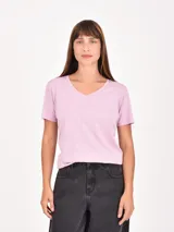 Remera de algodón con cuello en V y mangas cortas, de corte clásico y ajuste relajado.