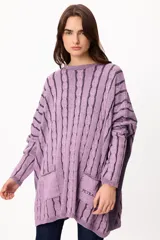Sweater de tejido artesanal con diseño de rayas verticales en tonos camel y beige, corte holgado, cuello redondo y puños altos ajustados.