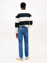 Jean azul de corte amplio con pierna cónica, confeccionado en tejido denim elástico de algodón.