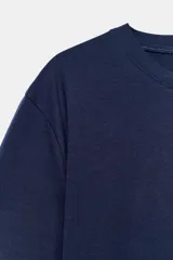 Remera básica de corte regular fit, color marrón, con cuello redondo y manga corta.