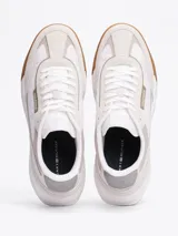 Zapatillas Tommy Hilfiger Classics de hombre, color blanco con detalles en gris y suela color caramelo. Confeccionadas en piel con interior de poliéster y suela de EVA dentada.