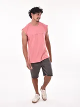 Musculosa gris con estampado frontal con la palabra "Paradise" en verde.