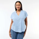 Blusa de manga corta en color azul con estampado de rayas verticales blancas, cuello en V con abertura y corte holgado.
