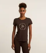 Remera deportiva marrón de microfibra texturizada, con cuello redondo, mangas cortas y estampado frontal con el texto "Sunday Coffee Dept.".