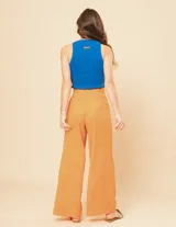 Pantalón de lino color naranja, de tiro alto y corte wide leg.