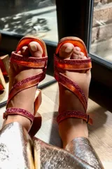 Sandalias negras de cuero con tiras finas y strass, taco cuadrado.