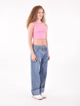 Musculosa corta negra de tejido de punto acanalado, con cuello redondo y sisas amplias.