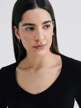 Remera marrón de manga larga con escote en V.