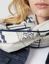 Pashmina de seda y cashmere estampada en blanco y azul marino, con diseño de texto y rayas.