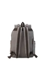 Mochila de tela canvas color marrón con detalles en cuero sintético. Cuenta con tapa superior con correas ajustables, cierre tipo marinero, múltiples bolsillos externos con cierre y compartimento para laptop.