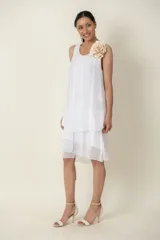 Vestido midi de seda negro con diseño de capas y volados en el bajo, sin mangas y escote redondo fruncido.