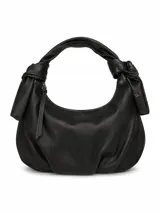 Bolso marrón de cuerina suave, diseño tipo hobo con pliegues fruncidos, detalles de nudos en los laterales del asa y correa larga ajustable para llevar al hombro o cruzada.