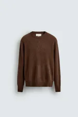 Jersey de punto de cashmere con corte regular, cuello redondo y manga larga, con acabados en rib en puños y bajo.