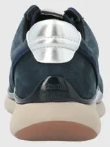 Sneaker de cuero azul marino con cordones al tono, suela de EVA color beige y detalle metalizado en el talón.