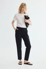Pantalón cigarette azul marino de tejido elástico, con cintura estándar, bolsillos al bies y perneras ajustadas con raya marcada.