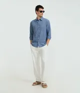 Camisa de manga larga Marfinno con cuello camisero y cierre frontal de botones. Confeccionada en tejido plano de lino y algodón.