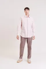Camisa de vestir rosada, corte slim fit, con cuello clásico y mangas largas.