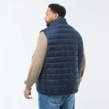Chaleco puffer azul marino sin mangas, con cuello alto acolchado y diseño ligero.