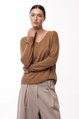 Sweater de punto con cuello en V, manga larga con puños acanalados y diseño de silueta relajada.