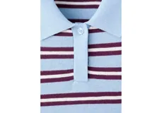 Jersey de punto celeste con rayas horizontales marrones y finas rayas blancas, cuello polo con solapa y cierre frontal de botones cortos, y mangas largas.