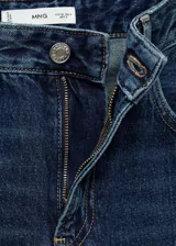 Jeans de tiro medio color azul oscuro, con diseño recto, cinco bolsillos, trabillas y cierre delantero con cremallera y botón.