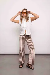 Pantalón de jean con estampado de rayas verticales marrones y blancas, de corte wide leg y tiro medio.