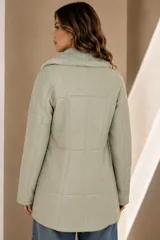 Campera de cuero babylamb color celeste, de corte recto y largo medio, con cuello de piel sintética y cierre frontal con botones.