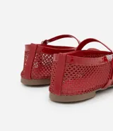 Bailarinas rojas de malla texturizada con tira ajustable y hebilla.
