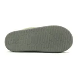 Pantufla abierta gris de poliuretano, con interior y borde de corderito sintético en tono tostado. Cuenta con una tira lateral decorativa con la palabra "SUPER" bordada y suela de goma.
