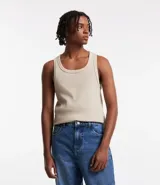 Musculosa masculina de cuello redondo, confeccionada en tejido acanalado de algodón con mezcla de poliéster y elastano. Diseño básico sin estampa, ideal para uso diario.