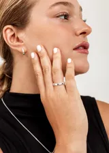 Anillo sin fin de plata 925 con diseño de flores y zirconias azules y blancas.