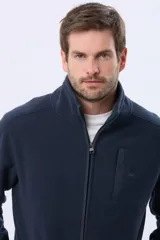 Campera polar de abrigo azul marino, con cuello alto, cierre frontal y bolsillos laterales y en el pecho con cierre.