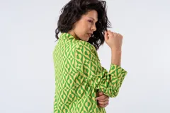 Blazer verde con estampado geométrico, solapas clásicas, bolsillos frontales con solapa y cierre de un botón.