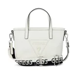 Cartera tipo tote de Guess modelo Keira, color blanco, de diseño estructurado con doble asa superior y correa ajustable con el logo de la marca impreso en contraste. Cuenta con el logo triangular de Guess grabado en la parte frontal y herrajes metálicos plateados.