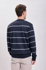Buzo de punto azul marino con rayas horizontales blancas, cuello redondo y mangas largas.