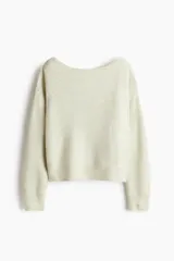 Buzo de punto acanalado con escote bote, diseño oversized y hombros caídos. Presenta puños y bajo con terminación acanalada.