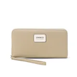 Billetera larga con cierre perimetral, confeccionada en material sintético texturizado color mostaza. Cuenta con correa de mano extraíble y placa metálica con logo de la marca en el frente.